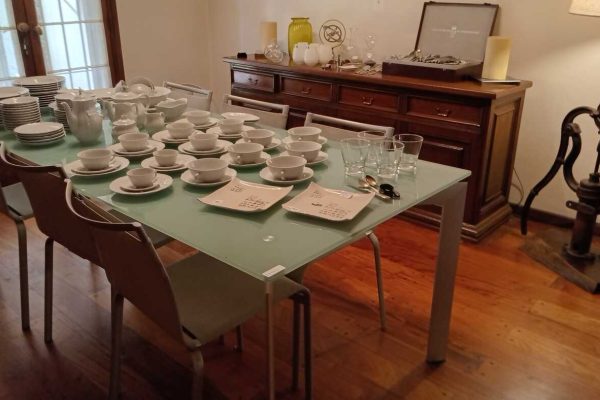 Sofá 3 cuerpos tapizado en chenille con funda; sofá 3 cuerpos base platil tapizado color petróleo con 2 puffs diseño Italiano; materas con tientos cuero; mesas auxiliares: vítrea de diseño 3 bases platil, tapa cuadrada, otras; consola 1 cajón; comedor Italiano: mesa con tapa vítrea y base aluminio, 6 sillas aluminio tapizadas en loneta acrílica; aparador bajo 4 puertas, 4 cajones con herrajes bronce...