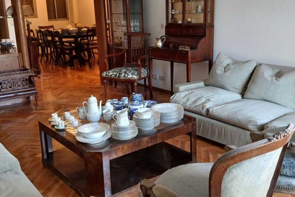 Diván tapizado; par silloncitos estilo Francés; par sillas de dormitorio; mesas auxiliares: de sala estilo Francés, de diseño en bronce y vítrea, estilo Inglés 4 gajos, carro patas torneadas, par enchapadas en raíz; consola estilo Inglés; vitrina estilo Francés; comedor estilo Inglés: mesa, sillas y par silloncitos; vajillero estilo Inglés; biblioteca pequeña; escritorio con alzada estilo Francés; revistero en madera calada...