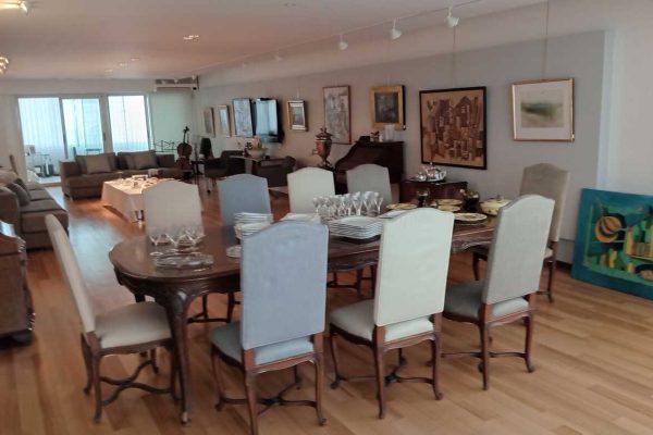 Sofás 6 y 3 cuerpos; sofá en L diseño; par silloncitos 1 cuerpo tapizados en gris; silla patinada en beige; mesas auxiliares: nido diseño, 3 planos con ruedas, estilo Francés con broncería, 1 plano con ruedas, pequeña souvenir, con tapa redonda estilo Francés, base madera laqueada negra con 2 soportes en U, otras; comedor estilo Francés de Casa Maple: mesa con marqueteríe, 10 sillas respaldo y asiento tapizado; secretaire estilo Reina Ana y otro estilo Inglés; consola pie central arpa, con alas; estantería; escritorio tapa vítrea...