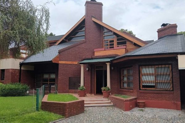 Sofá 3 cuerpos; par sillones 1 cuerpo Reina Ana; esquinero 4 módulos; sillones 1 cuerpo; sillón 2 cuerpos; butacón; mesas auxiliares: tapa irregular Reina Ana, par estilo Francés con galería bronce, carro 2 planos con bandeja desmontable, 3 cajones tapa mármol con galería bronce, 2 planos, otras; comedor: mesa tapa oval 1 pieza, 6 sillas y par silloncitos cabecera; consola 2 bases en travertino y tapa vítrea...