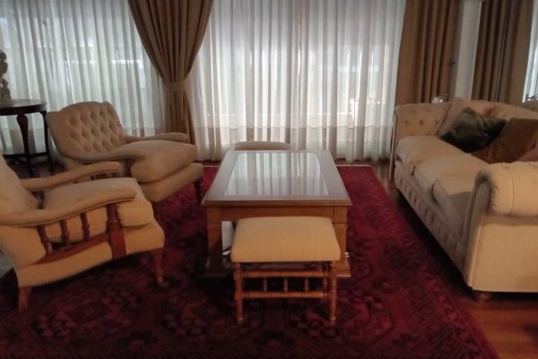 Sofá 3 cuerpos estilo Chester; sofá 2 cuerpos; par sillones estilo Morris; par sillones 1 cuerpo Reina Ana esterillados; juego de sala Chippendale: sofá 2 cuerpos, 2 sillones 1 cuerpo con respaldo y laterales esterillados; sillón 1 cuerpo; 2 sillas en roble; sillón 1 cuerpo herradura esterillado; par banquetas en caña; mesas auxiliares: estilo Chippendale doble plano inferior esterillado, par estilo Chippendale...