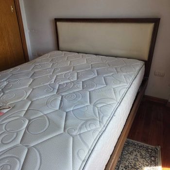 Cama con respaldo