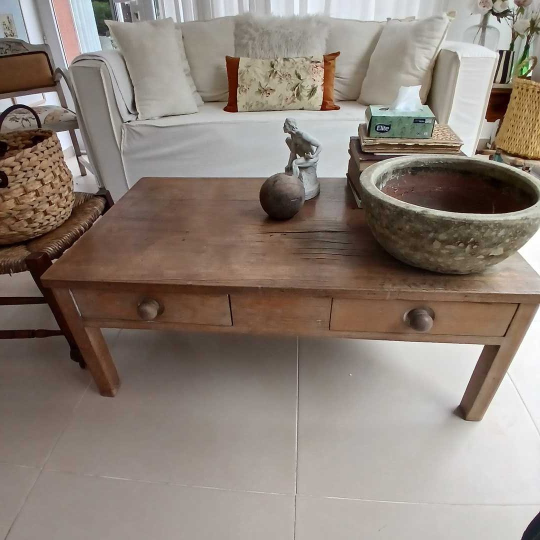 Mesa frente sofá