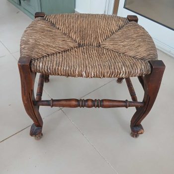 Pequeño banco estilo provenzal