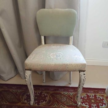 Pequeña silla estilo francés