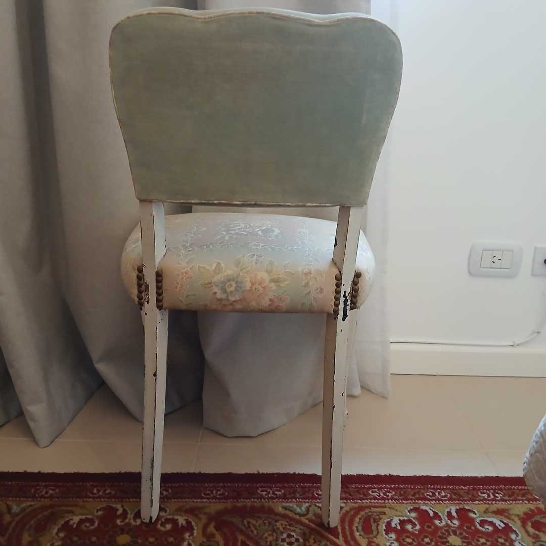 Pequeña silla estilo francés