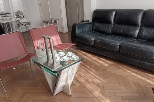 Sofá 3 cuerpos en cuero pespunteado Facyca; sofá cama Facyca; par sillones estilo Francés Tu y yo; sillón 1 cuerpo y silla tapizado en animal print; sillón 1 cuerpo en Haya diseño escandinavo; 6 banquetas de diseño asiento negra y base platil; par poltronas diseño; mesas auxiliares: en vítrea y travertino, retro auxiliar tapa rectangular; comedor diseño: mesa tapa redonda de mármol con base platil 1,36 cm diámetro, 6 sillas de diseño con estructura de metal y tapizadas en cuerina...