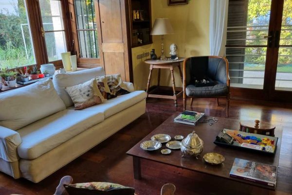 Sofá negro en cuero y almohadones en lino; 2 sofás 3 cuerpos con fundas blancas y almohadones; silloncito herradura; par sillones estilo en lino natural; mesas auxiliares: Provenzal con estantes laterales, de arrimo en roble, otra 2 planos rústica, nido x 4, de sala 3 patas y tapa tallada, otra Provenzal redonda, de TV con ruedas, otras; comedor Art Deco: mesa 2 bases con alargues,10 sillas asiento cuero negro; otro comedor: mesa escandinava con 4 sillas y 2 sillones Windsor asientos empajados...