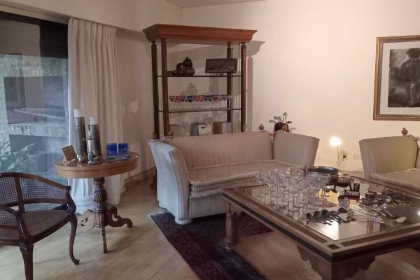 Par sofás 3 cuerpos estilo Eduardiano; par mesas costado sofá tapa redonda pie central, otras frente sofá punteras en bronce patinado tapa rectangular laqueada; comedor: mesa madera maciza tapa cuadrada pie central aplicaciones en hierro, 8 sillas respaldo medallón con ángeles; escritorio Dash completo con sillón giratorio; secretaire tapa volcable enchapado en raíz nogal 3 cajones; biblioteca madera y metal 3 estantes...