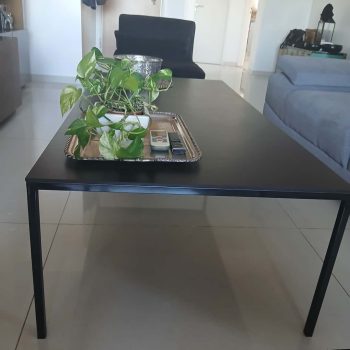 Mesa frente sofá