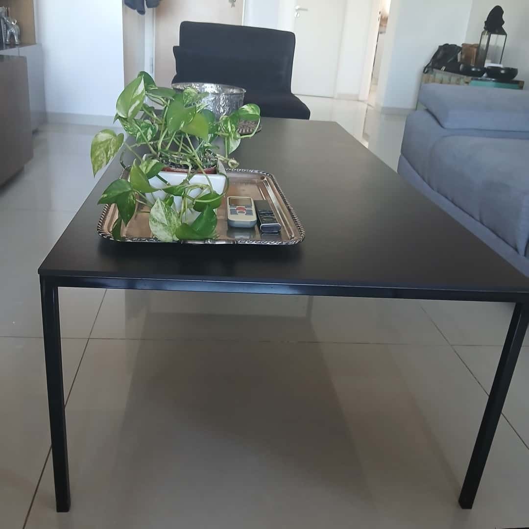 Mesa frente sofá