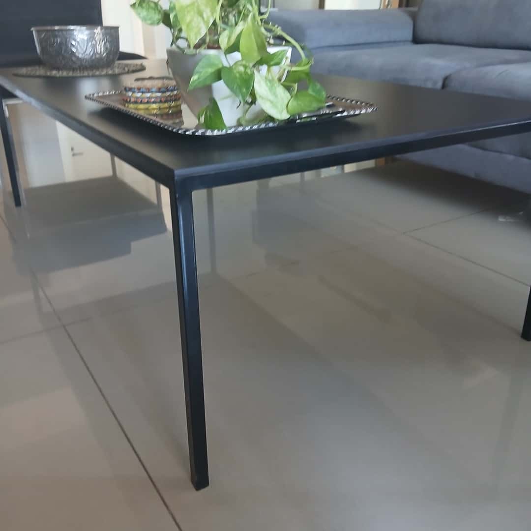 Mesa frente sofá