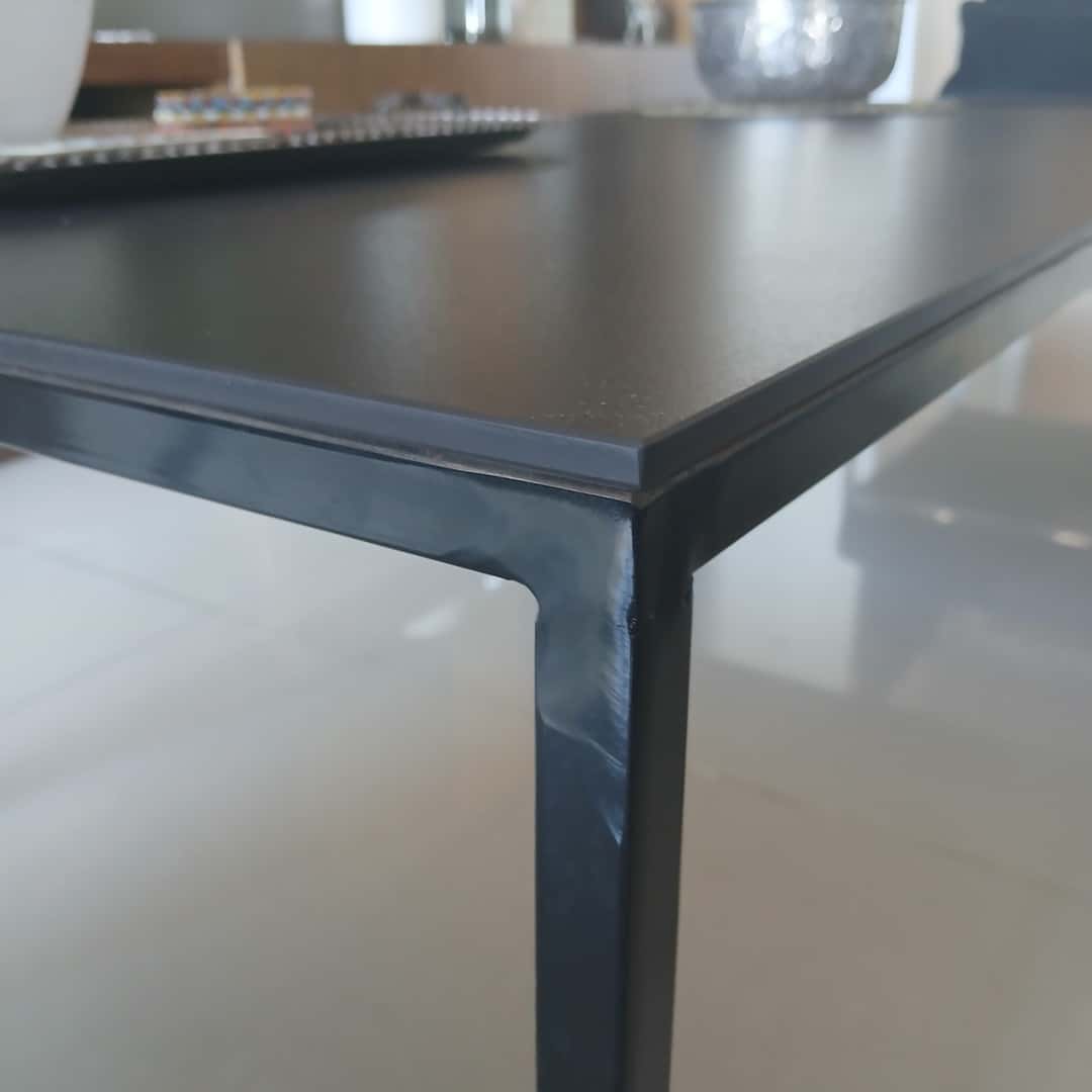 Mesa frente sofá