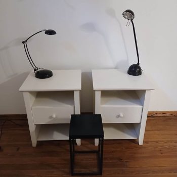 Mesas de luz + lámparas + mesa auxiliar