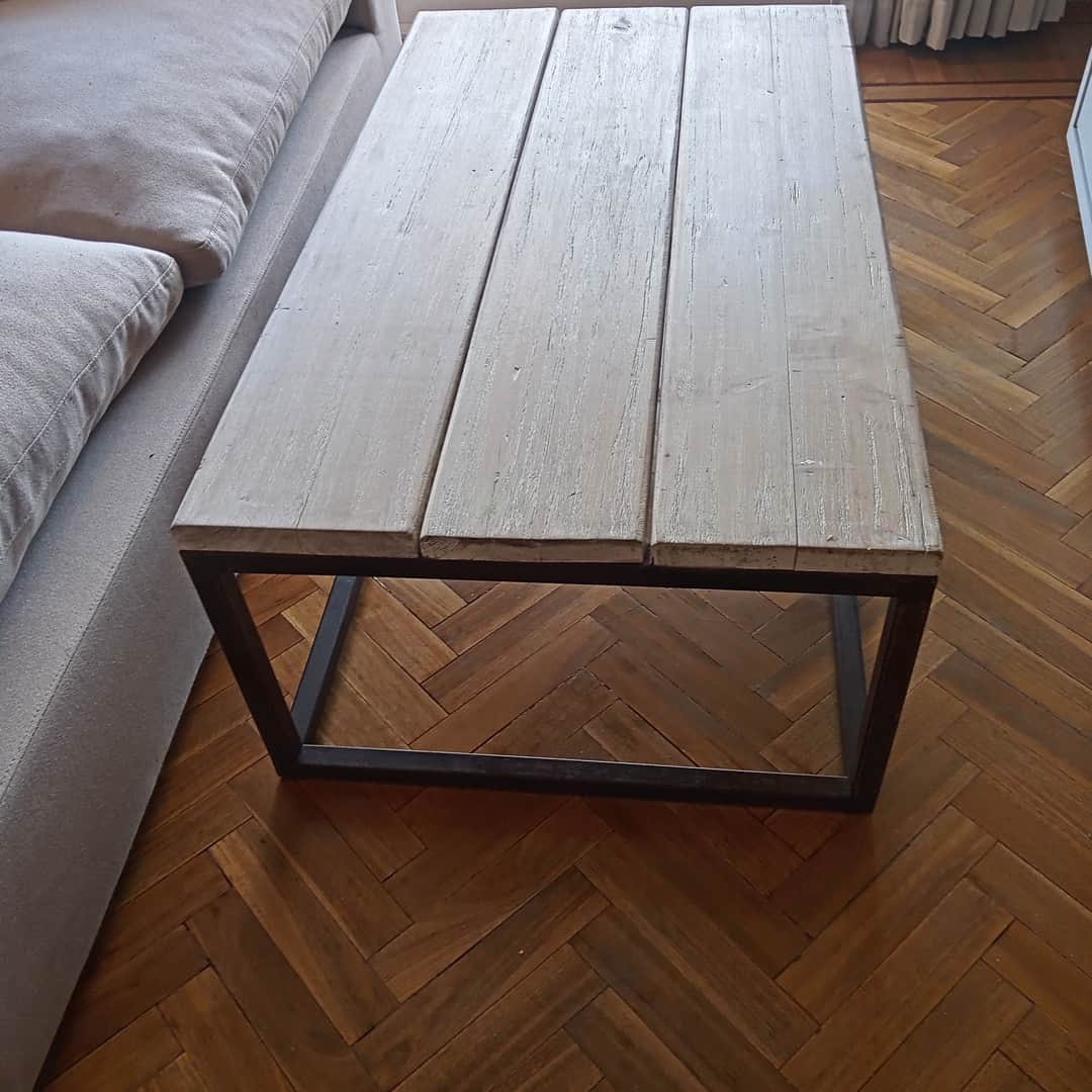 Mesa frente sofá de diseño