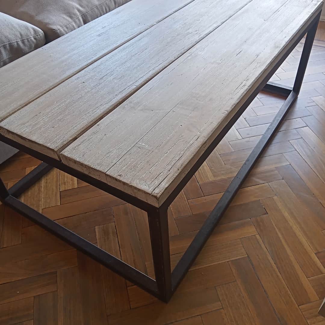Mesa frente sofá de diseño