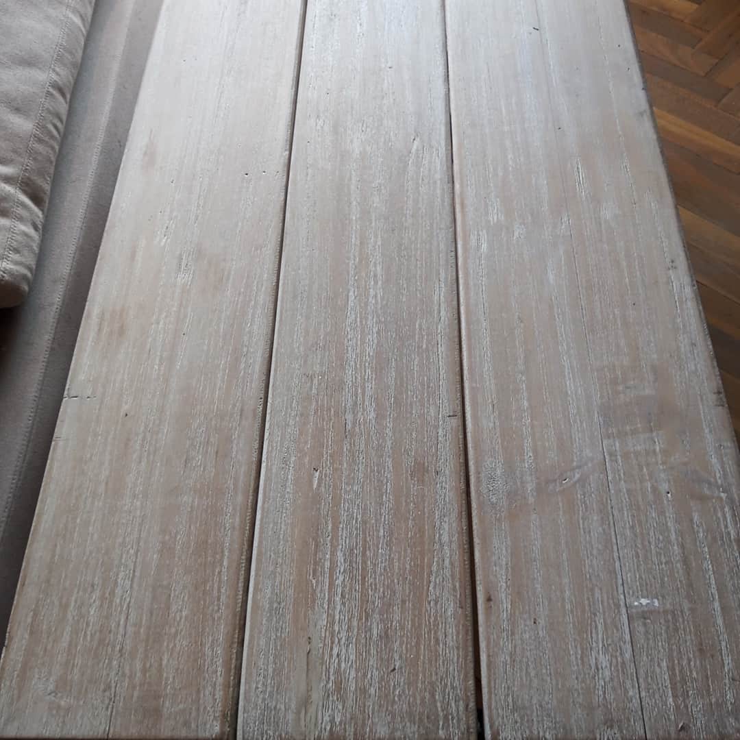 Mesa frente sofá de diseño