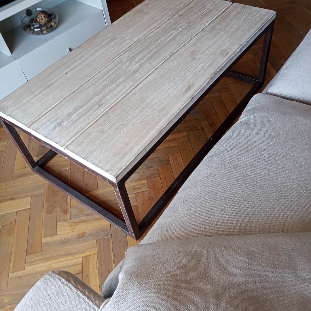 Mesa frente sofá de diseño