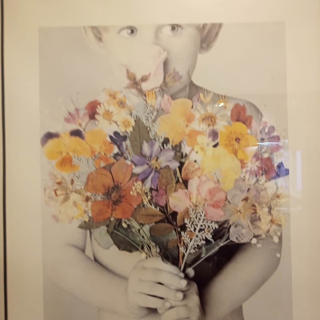 Cuadro decorativo "Niño con flores", Betsy Cameron
