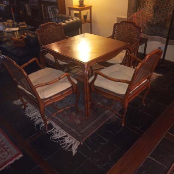 Mesa de juego y sillones