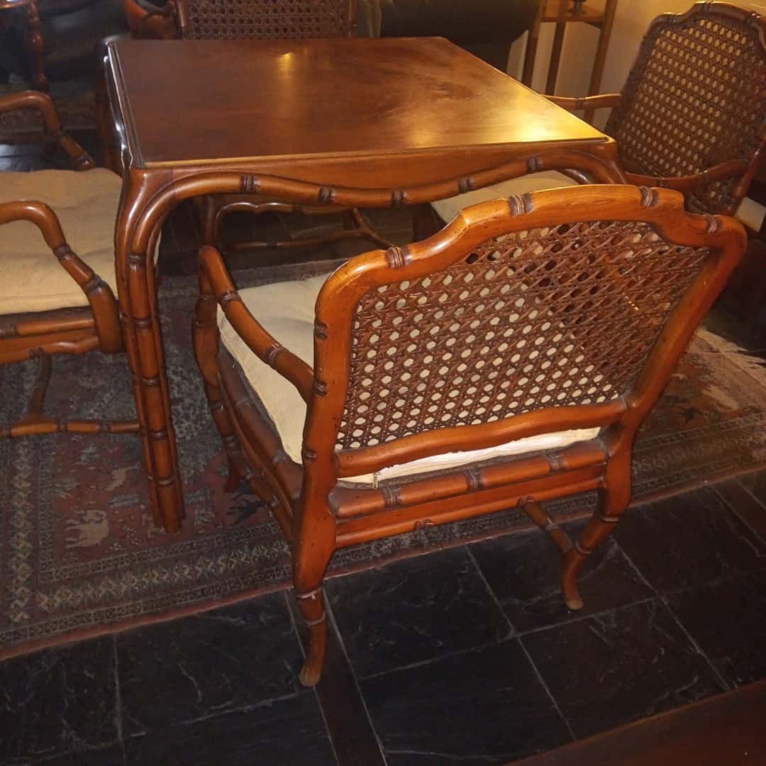 Mesa de juego y sillones