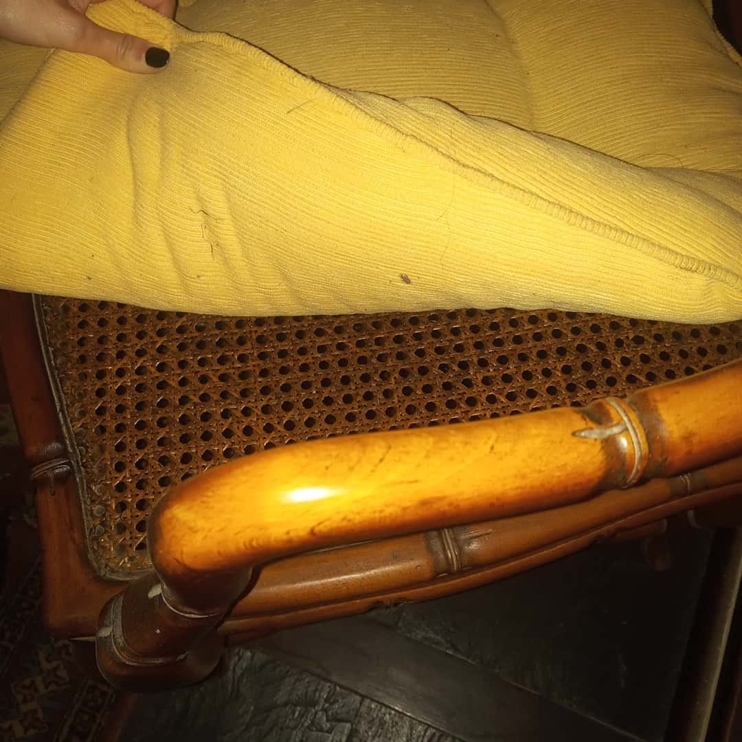 Mesa de juego y sillones