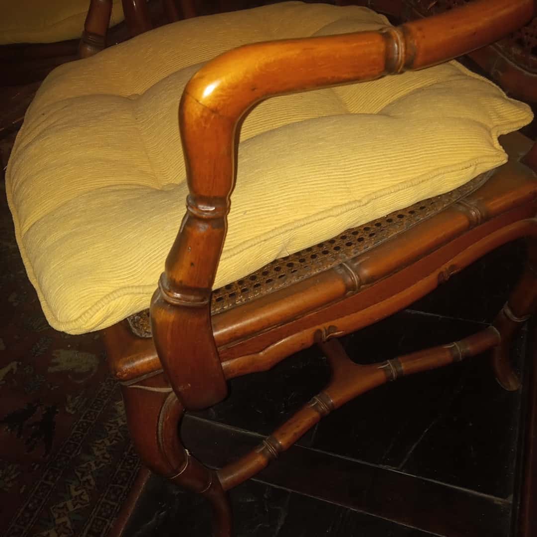 Mesa de juego y sillones