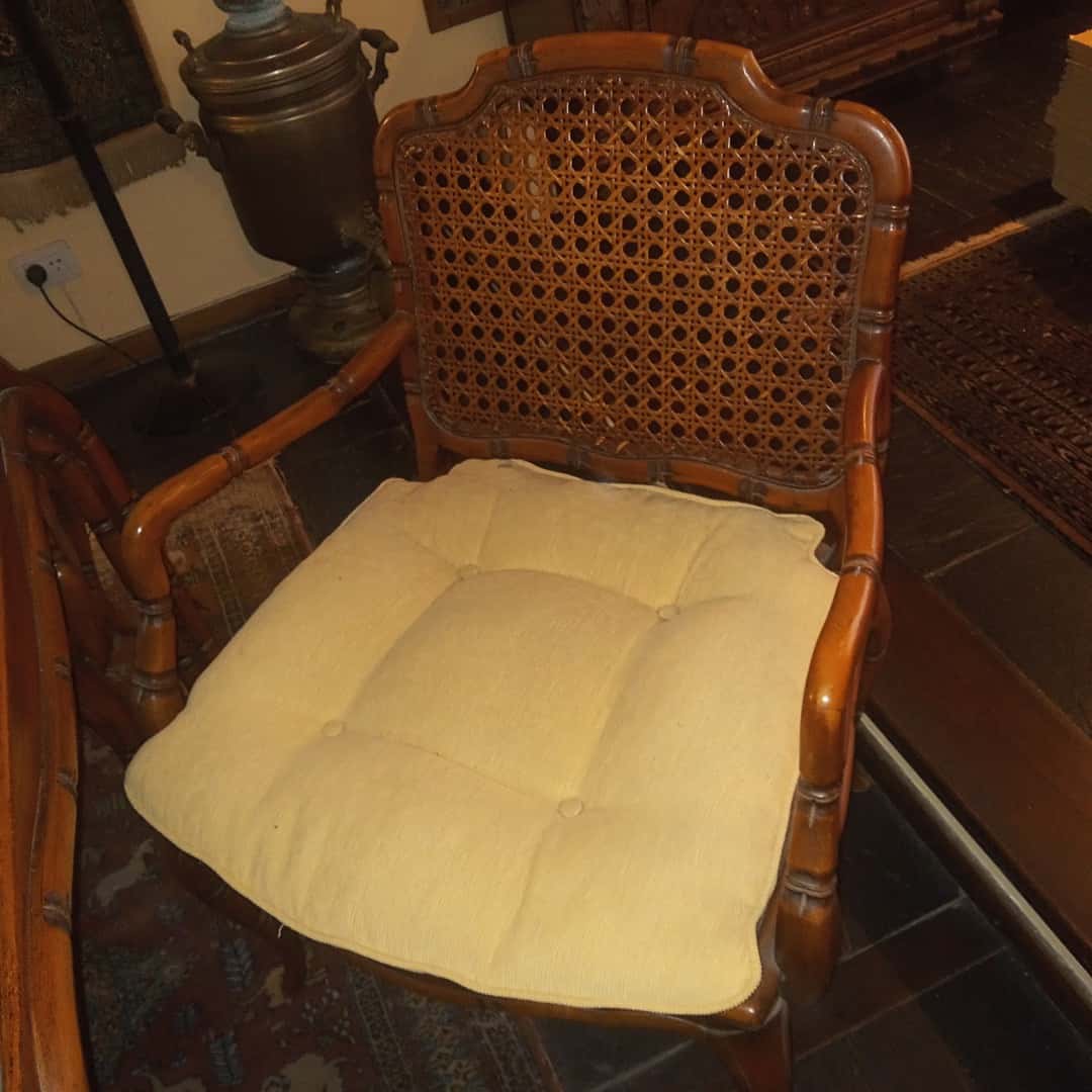 Mesa de juego y sillones