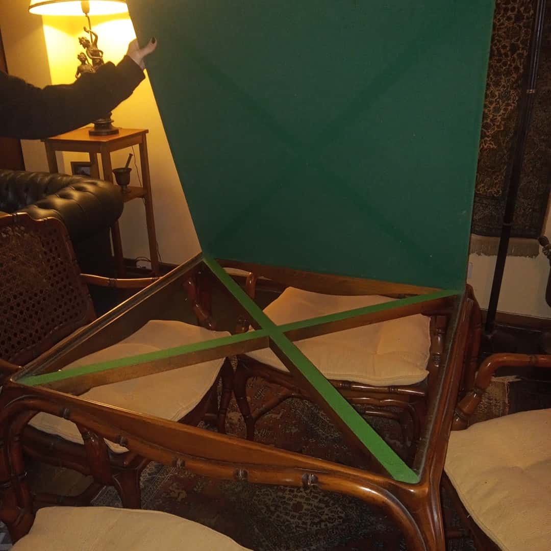 Mesa de juego y sillones