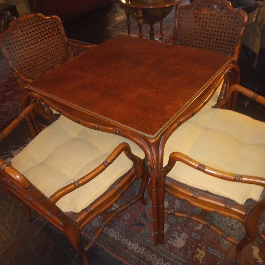 Mesa de juego y sillones