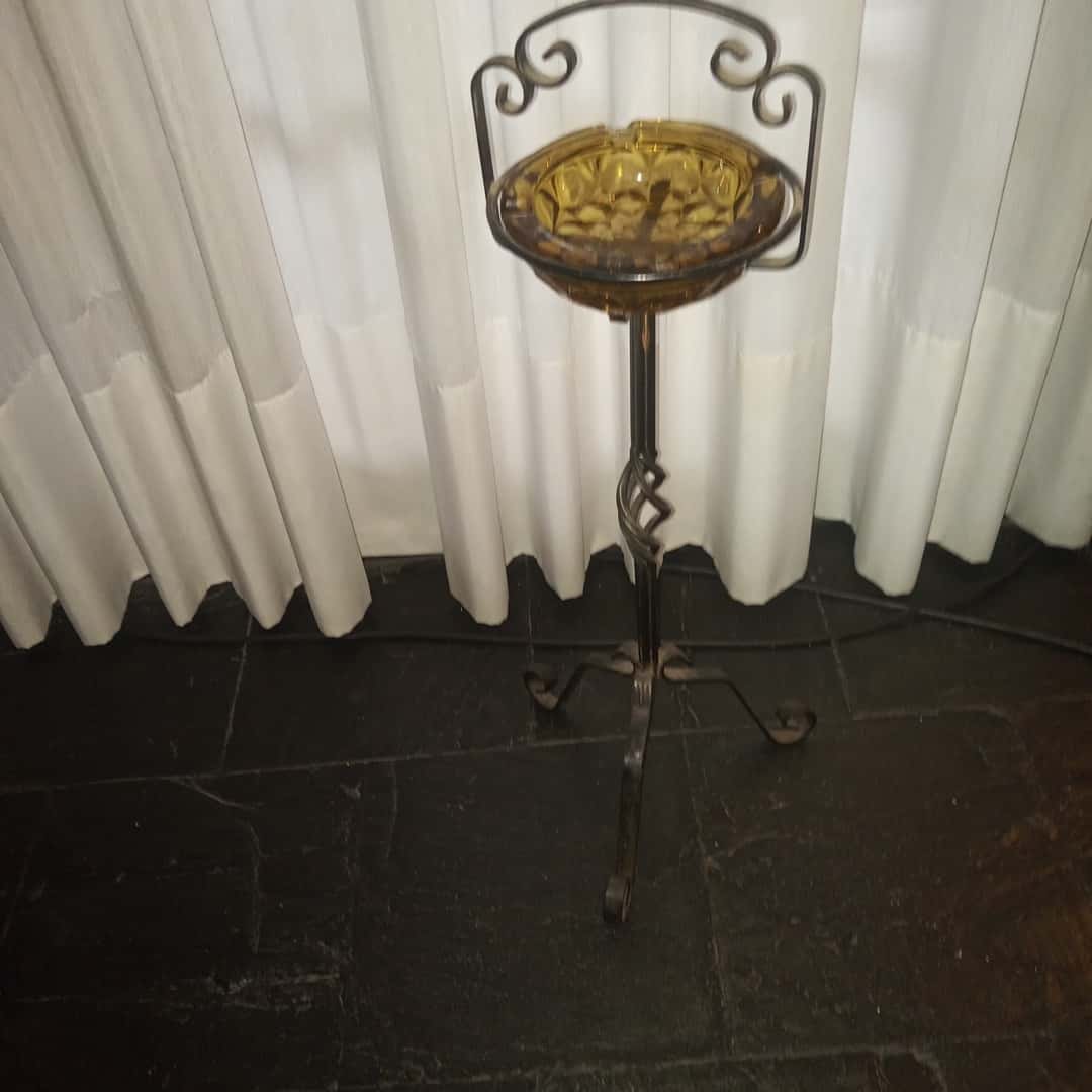 Cenicero de pie