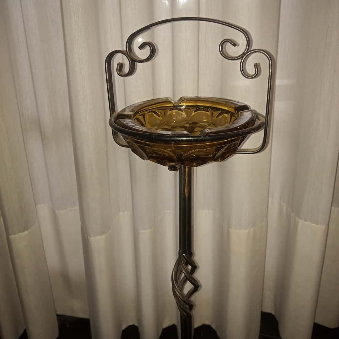 Cenicero de pie