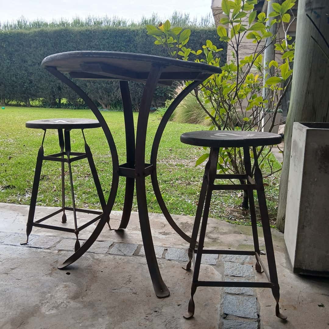 Mesa + 2 bancos