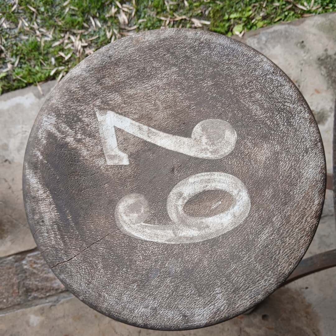 Mesa + 2 bancos