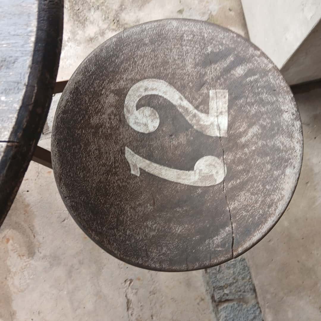 Mesa + 2 bancos