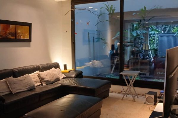 Juego living en aluminio: sofá 2 cuerpos, par sillones 1 cuerpo, banqueta doble, mesa frente sofá y 2 mesas costado sofá; sillón en L en cuero negro con puff doble; sofá cama 2 plazas en ecocuero negro; banquetas platil altura regulable; 2 sillones Teka 1 cuerpo; sillón 1 cuerpo semicircular negro; mesas auxiliares: con tapa espejada circular, con 4 mesitas, con tapa mármol y base hierro; 3 escritorios laqueados blanco base platil y 3 cajones; estantería 6 boxes laqueada en blanco; rack de TV 2 cajones y 2 estantes, otro de TV blanco; mueble guardado en madera con cajones; perchero platil y perchero hierro patinado; escritorio con alzada; 2 bauleras de guardado...