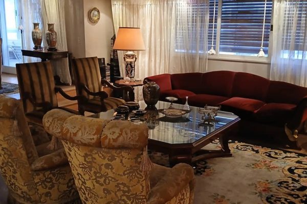 Sofá 4 cuerpos estilo Imperio en pana bordó y ángeles de bronce en sus patas; sillón cama 2 cuerpos en pana verde oscura; par sillones tapizados en brocato; par de tronos; par sillones 1 cuerpo en pana dorada; par sillones estilo Inglés 1 cuerpo; 4 sillones Luis XV tapizados en pana labrada con pátina color; 6 sillones diseño en cuero negro; 8 sillas estilo Inglés; banqueta en bronce; mesas auxiliares: con pátinas de colores y tapa mármol verde alpe, petit estilo Luis XVI, libro con marqueteríe floral, con galería de madera estilo Inglés...