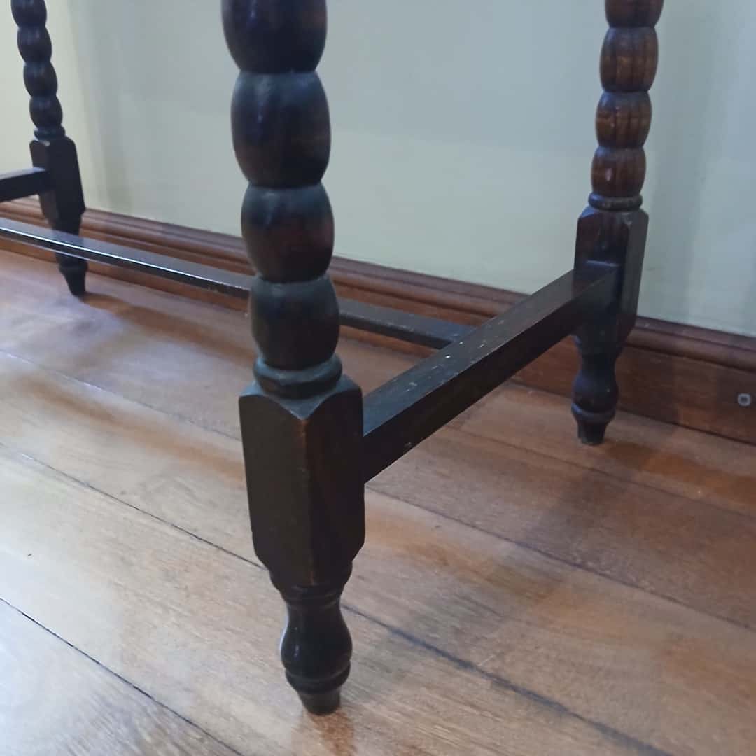 Pequeña mesa de teléfono