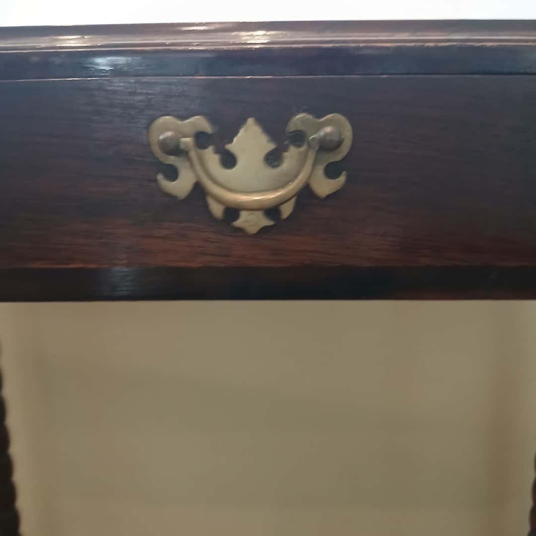Pequeña mesa de teléfono