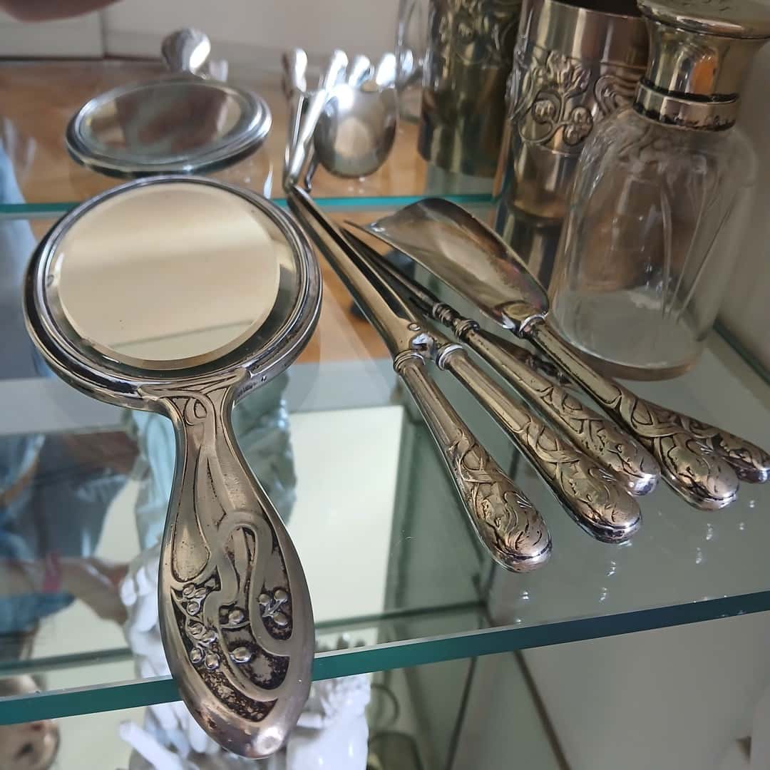 Espejo y utensilios