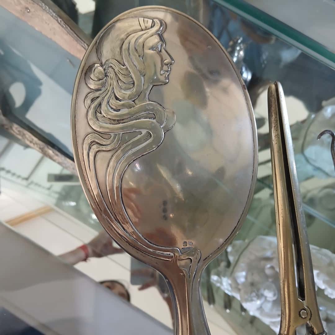Espejo y utensilios