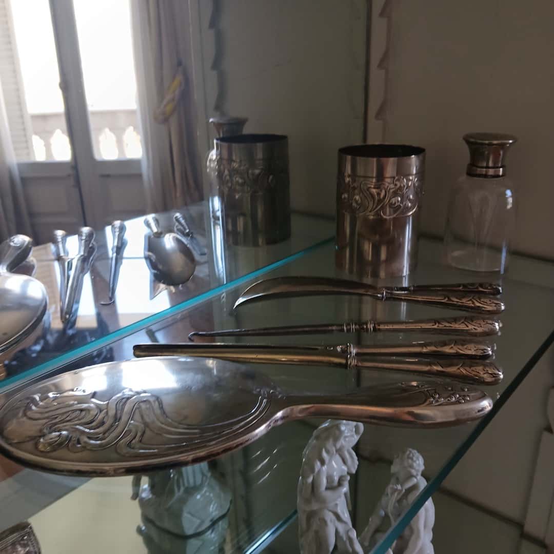 Espejo y utensilios