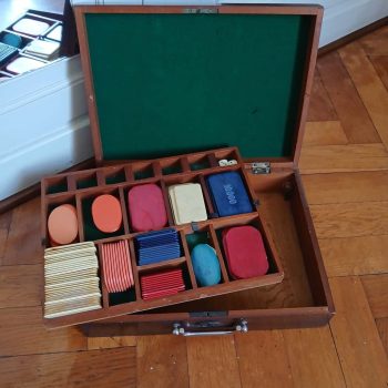 Caja con juego de fichas