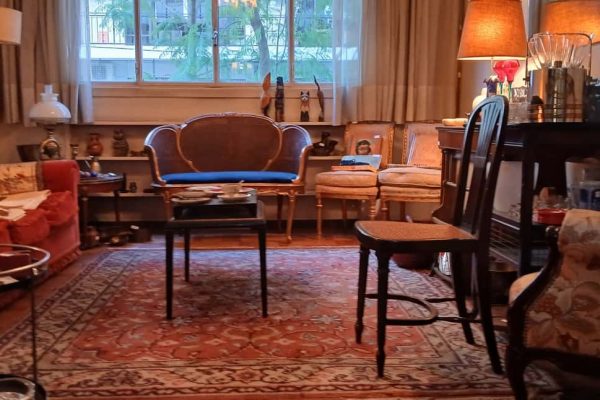 Sofá 3 cuerpos respaldo capitoné tapizado pana con pasamanería; canapé esterillado dorado a la hoja; par sillones estilo Colonial; silla asiento esterillado; sillón 1 cuerpo de escritorio estilo Inglés; silla dormitorio estilo Francés con con almohadones; sillón 1 cuerpo respaldo curvo esterillado; par sillas estilo Francés dorado a la hoja con almohadón; silla en cuero; 3 bancos altos en algarrobo; mesas auxiliares: vintage doble plano acrílico y metal, redonda estilo Francés baranda de bronce, tapa de mármol, con borde irregular, doble plano con ruedas, oriental, pequeñas doble plano, carro triple plano con ruedas y baranda, de TV doble plano, oval doble plano...