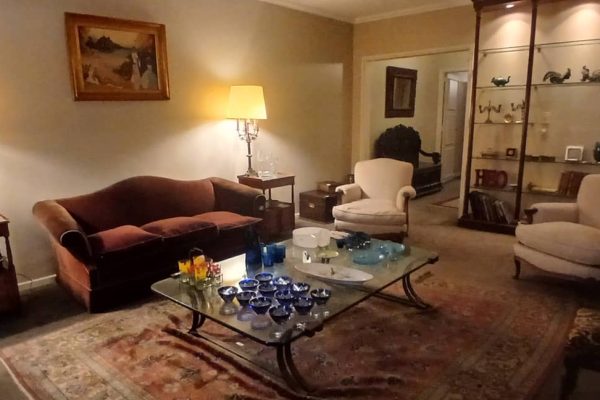 Sofá 3 cuerpos tapizado en bordó; sillón en L; sillón relax; sillón 1 cuerpo estilo Inglés; hamaca Thonet; mesas auxiliares: tapa vítrea y base bronce, carro 3 planos bronce, estilo Francés, carro 2 planos con bandeja desmontable, 2 planos con galería bronce, otras; comedor estilo Inglés: mesa tapa rectangular doble pedestal y 10 silloncitos; arcón con tapa levadiza madera tallada; bibliotecas 2 y 1 cuerpo; mueble auxiliar 1 estante 2 puertas; escritorio estilo Inglés 3 cajones; cama 2 plazas y colchón; par de mesas luz-Adornos y vajilla; lote de porcelana Limoges; fuente oval decoración con aves...