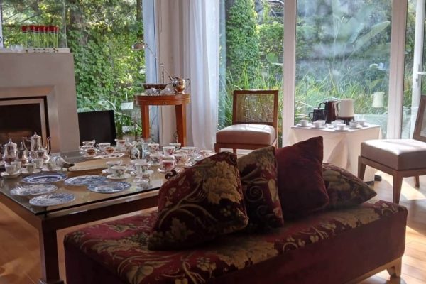 Sofá 3 cuerpos tapizado melange en crudo y marrón; sillón 1 cuerpo respaldo esterillado; par poltronas asiento tapizado en cuero y respaldo esterillado; banqueta doble tapizado en tonos bordó; mesas auxiliares: tapa cuadrada en vidrio base madera, con tapa circular, importante de diseño tapa circular, pequeña de acrílico, tapa rectangular mármol de carrara y base de diseño en petiribí, de juego tapa redonda reversible para distintos juegos tablas tiré y cajones con 4 sillas; consola diseño en madera y chapa...