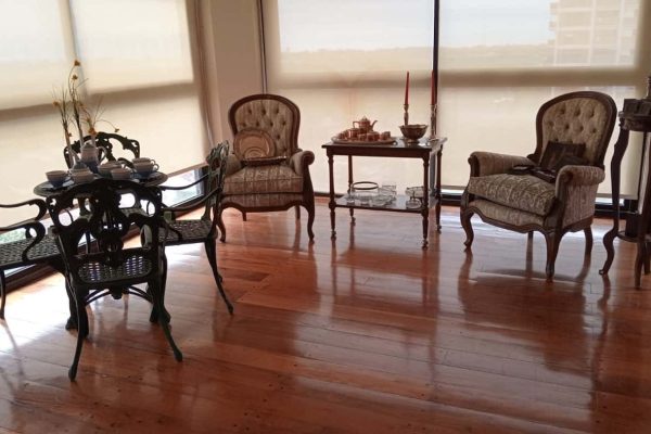 Par sillones 1 cuerpo respaldo capitoné; par sillones estilo berger laterales esterillados; sillón hamaca estilo Inglés; sillón relax; par sillones 1 cuerpo tapizado en cuero bordó con respaldo capitoné; sillón 1 cuerpo estilo Inglés; par sillas estilo Inglés; mesas auxiliares: estilo Inglés 2 planos, con alas y 1 cajón, borde irregular pie central con marqueteríe floral, carro 2 planos estilo Inglés; mueble multifunción de guardado estantes, cajones y puertas; comedor diseño: mesa tapa rectangular, 6 sillas y 2 silloncitos cabecera...