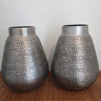 Par de jarrones en metal