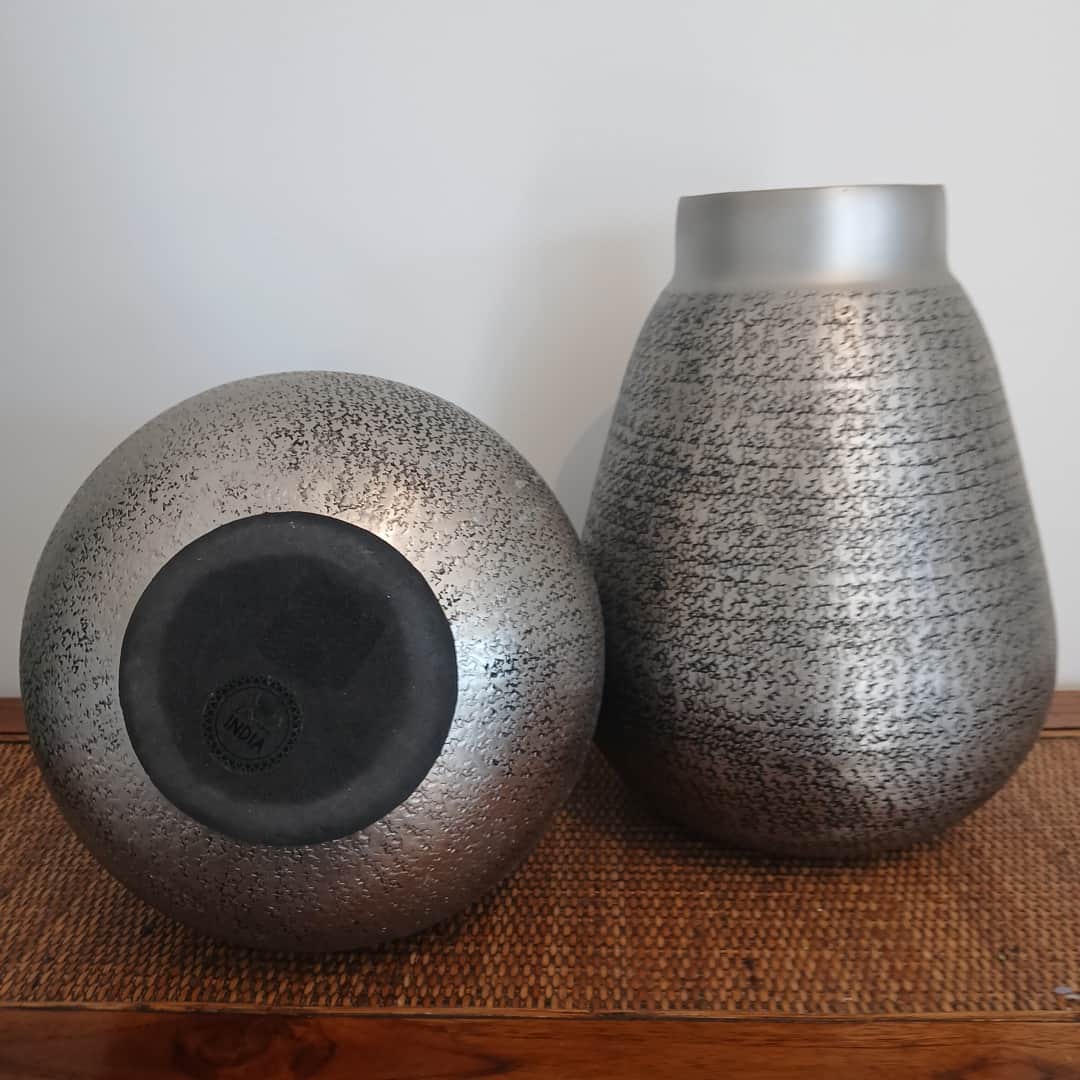 Par de jarrones en metal