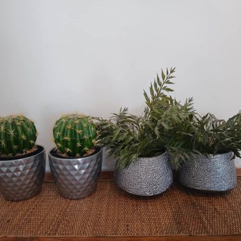 Macetas con plantas artificiales